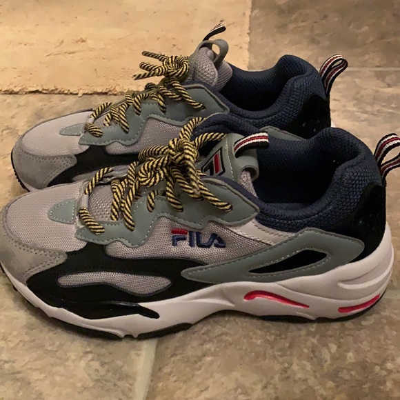 women’s Fila tennis shoe - Picture 3 of 5